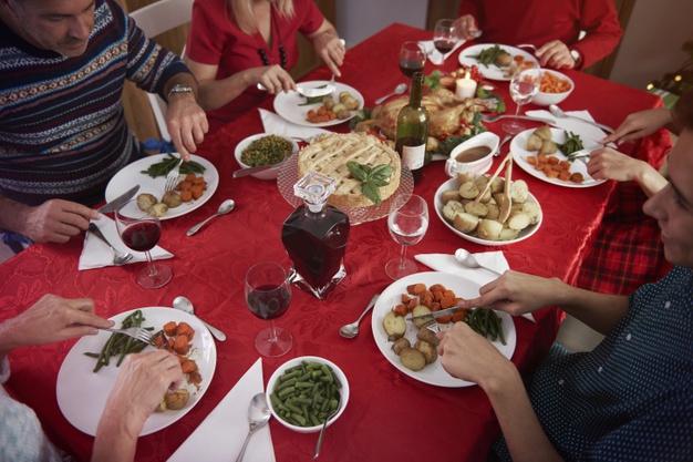 Excesos alimenticios por celebraciones de Navidad y Año Nuevo podrían provocar cambios perjudiciales en la salud
