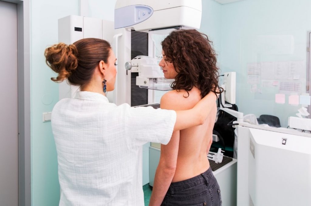 La radiación que recibe la tiroides por una mamografía no aumenta riesgo de cáncer